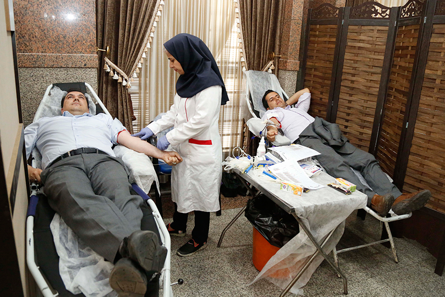 همزمان با گرامیداشت هفته دفاع مقدس و در راستای ترویج فرهنگ اهدای خون، کارکنان بانک دی خون اهداء کردند.