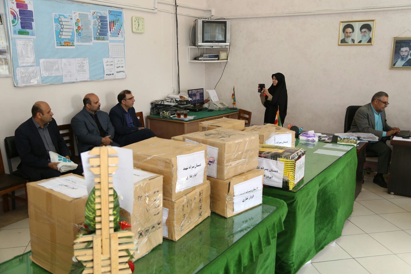 توزیع بسته‌های لوازم‌التحریر به دانش‌آموزان نیازمند جنوب تهران توسط بانک توسعه تعاون