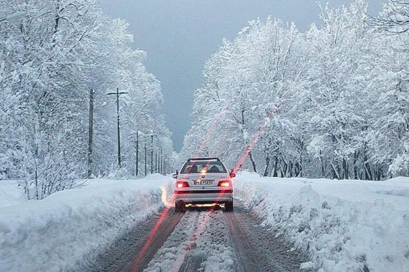 بارش برف در محور هراز  ترافیک سنگین در محور‌های هراز، چالوس و فیروزکوه