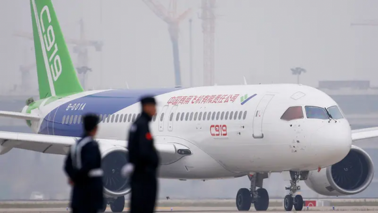 پرواز موفق نخستین هواپیمای مسافربری ساخت چین