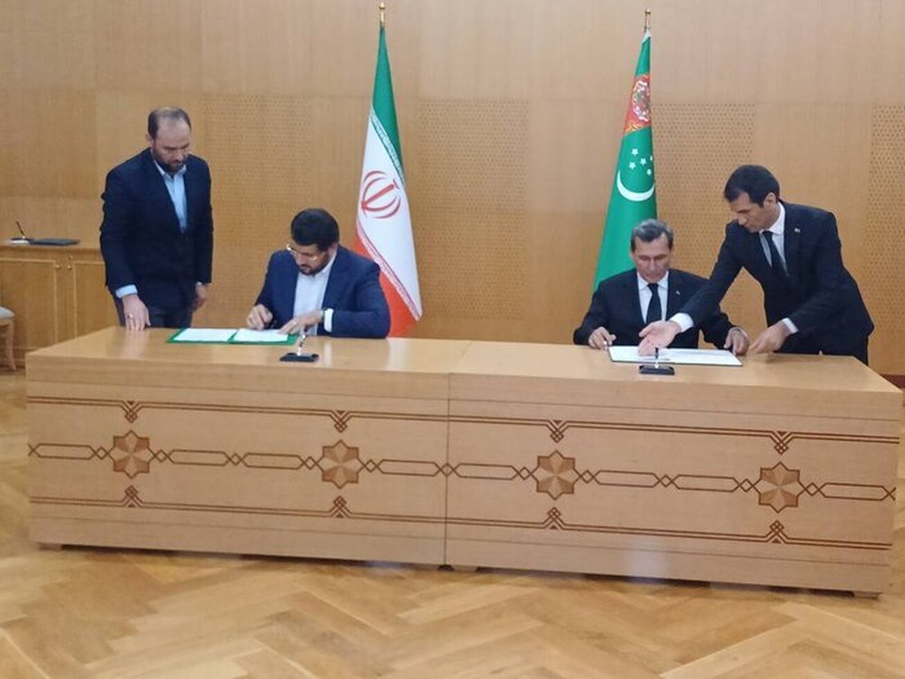 ایران و ترکمنستان چند سند همکاری به ارزش ۹۰۰ میلیون دلار امضا کردند