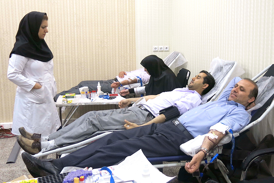 کارکنان بانک دی با اهدای خون، زندگی اهداء کردند