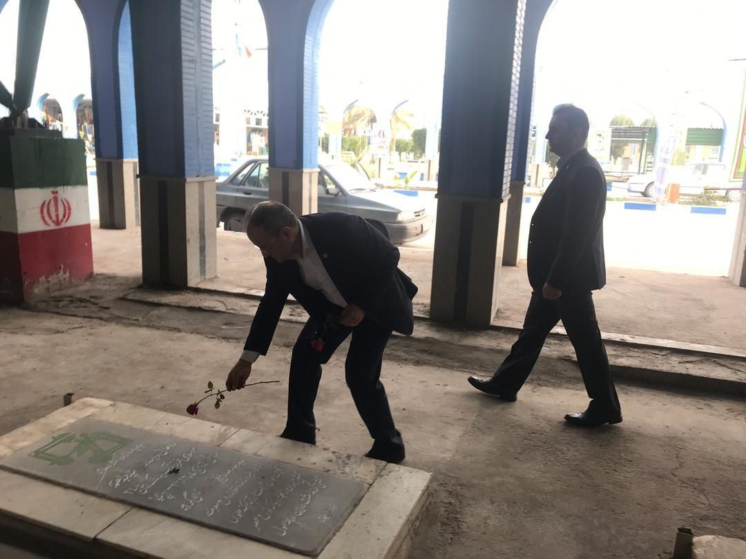 حضور رئیس هیئت‌مدیره و مدیرعامل بانک توسعه تعاون در گلزار شهدای شهرستان اهواز