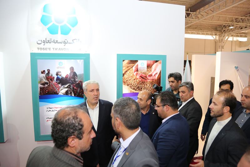 بازدید سرپرست وزارت میراث فرهنگی، گردشگری و صنایع‌دستی از غرفه بانک توسعه تعاون