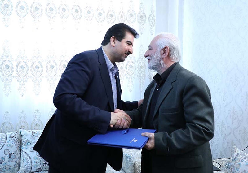 مدیر عامل بانک رفاه از خانواده شهید مدافع حرم تجلیل کرد