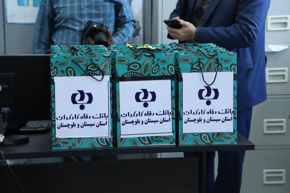تبلت های اهدایی بانک رفاه کارگران به دانش آموزان سیستانی رسید