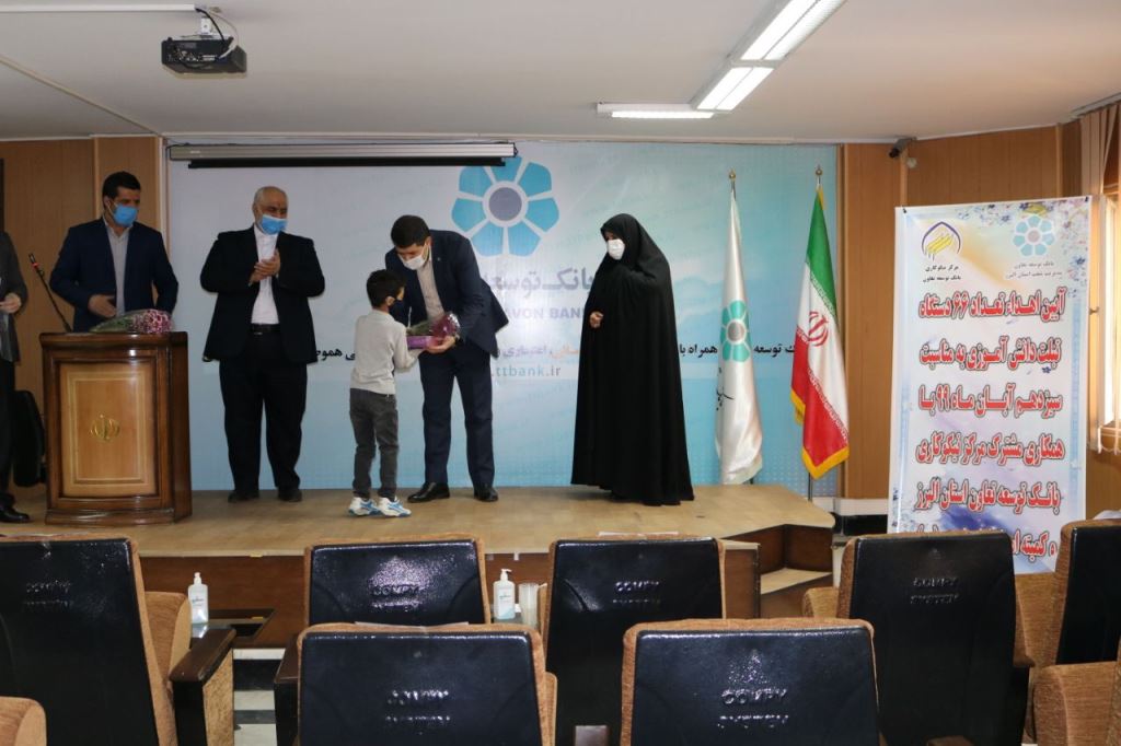 مشارکت بانک توسعه تعاون استان البرز در اهدای تبلت به دانش آموزان نیازمند