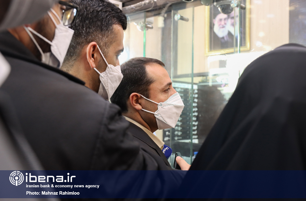 بازدید سرزده رئیس کل بانک مرکزی از صرافی های میدان فردوسی