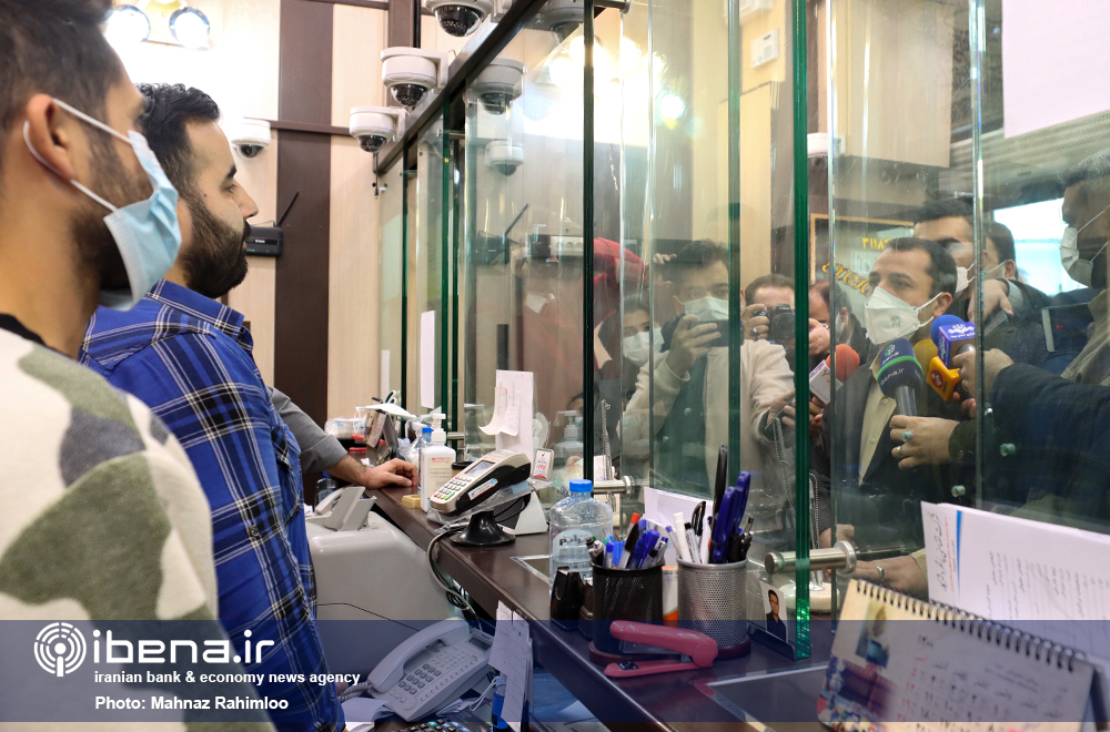 بازدید سرزده رئیس کل بانک مرکزی از صرافی‌های میدان فردوسی