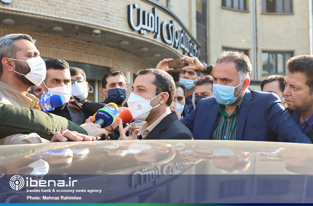 بازدید سرزده رئیس کل بانک مرکزی از صرافی های میدان فردوسی