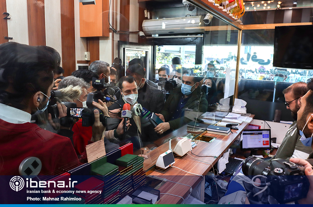بازدید سرزده رئیس کل بانک مرکزی از صرافی های میدان فردوسی