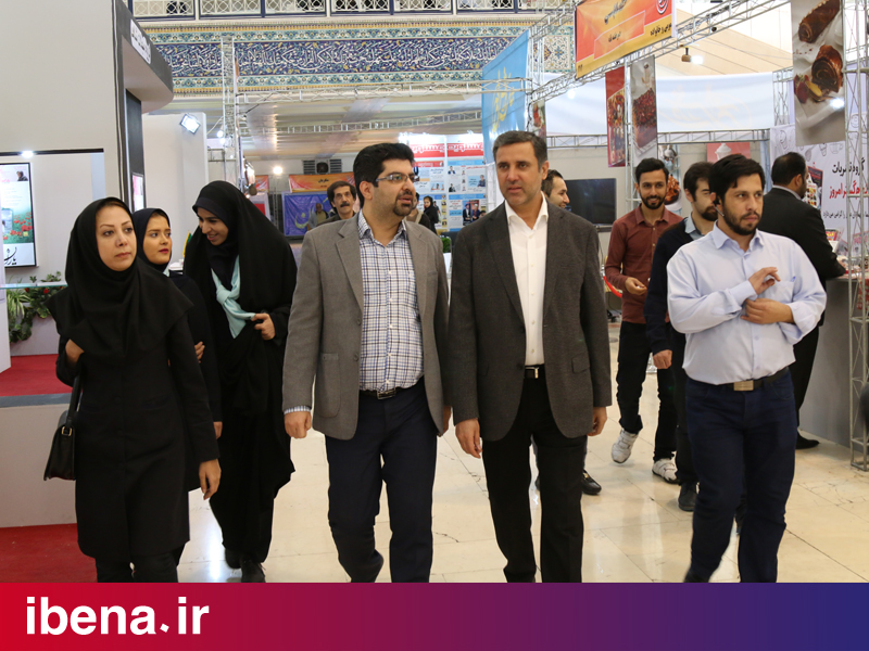 بازدید رییس پژوهشکده پولی و بانکی از نمایشگاه مطبوعات 