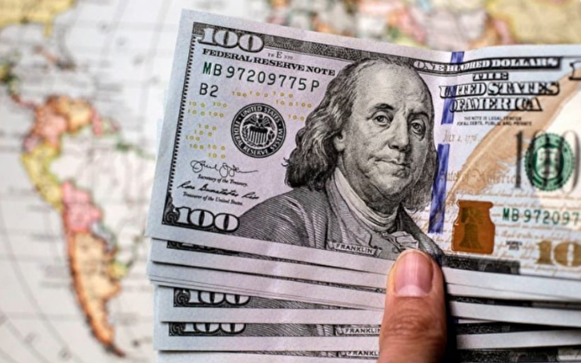 الدولار يتجه لأسوأ أداء سنوي منذ أكثر من عقدين