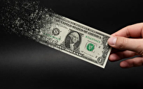 الدولار الأميركي في 2025.. عملة جريحة لم تسقط بعد