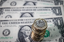 سياسات ترمب تضغط على الدولار وقلق وسط المستثمرين