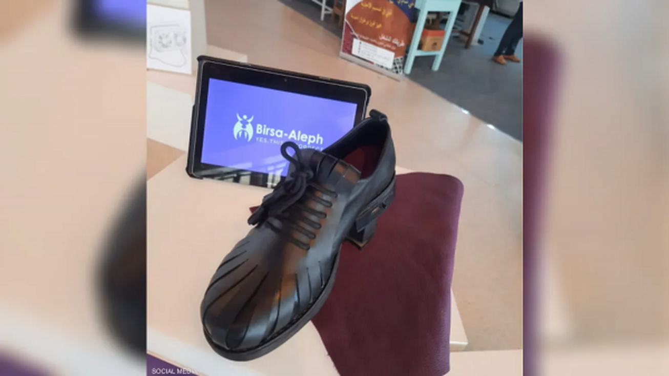 کفشی بپوشید که باطری موبایل را شارژ کند