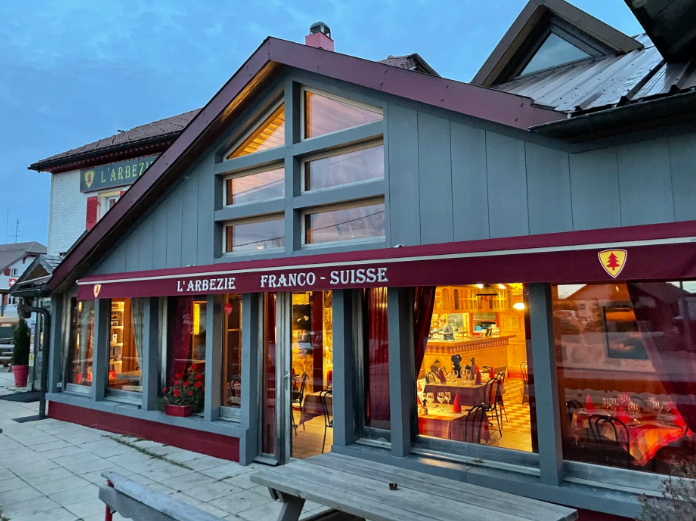 هتلی عجیب که به شما اجازه می‌دهد همزمان در دو کشور بخوابید