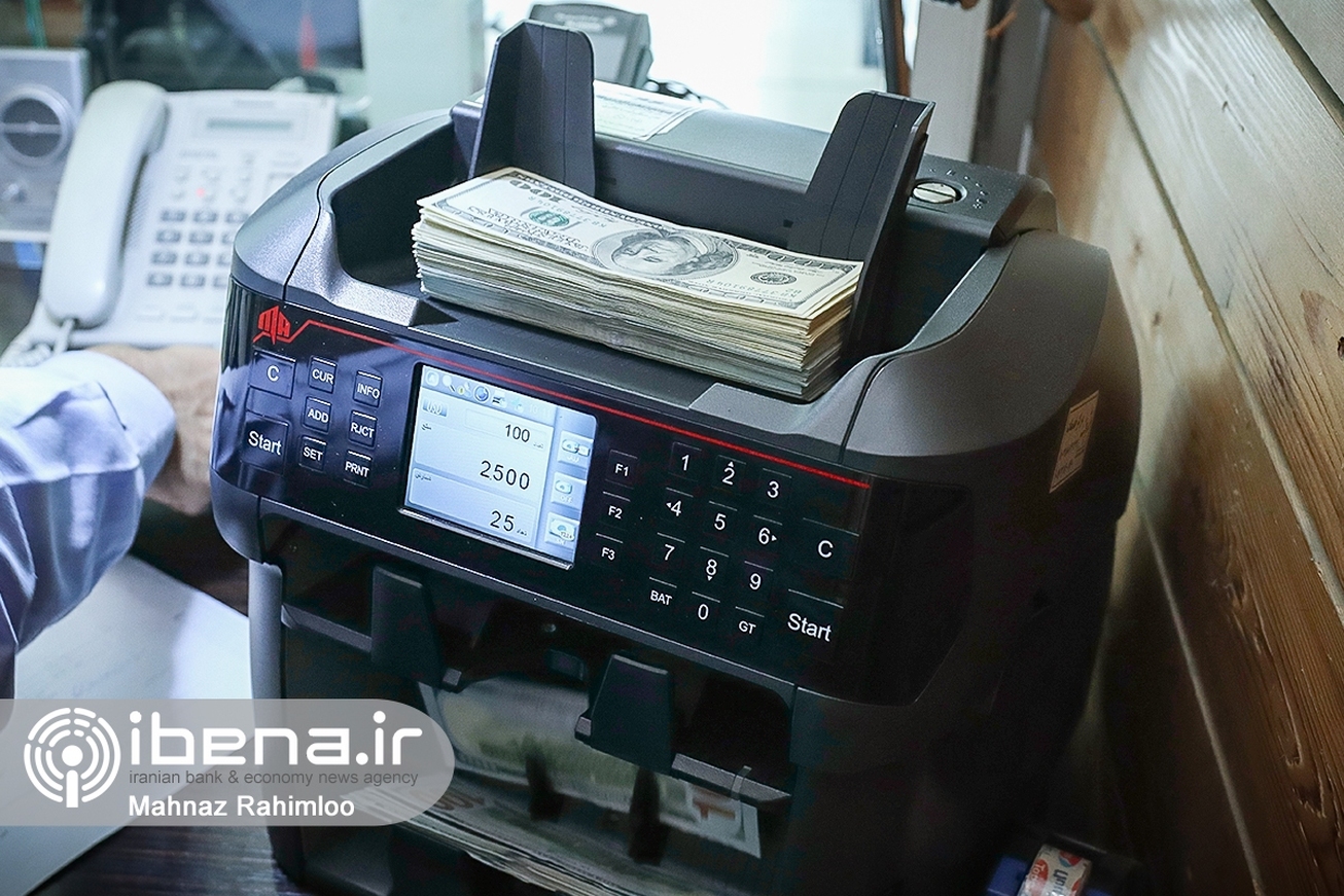 روند کاهشی دلار در میانه تابستان؛ عرضه ارز بیش از تقاضاست