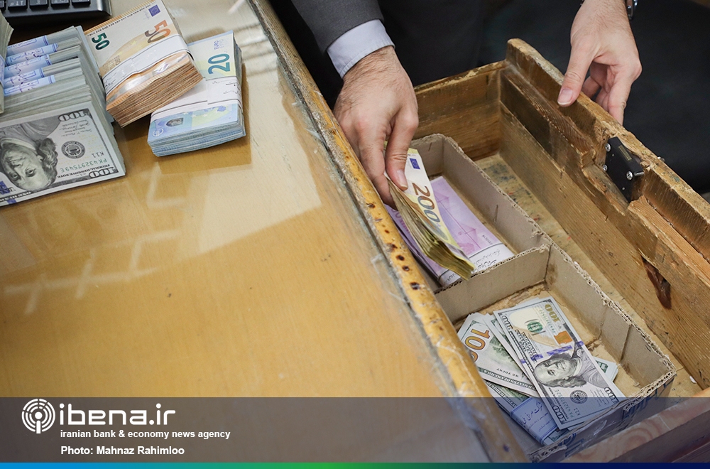 کاهش قیمت دلار و یورو در پایان معاملات توافقی امروز