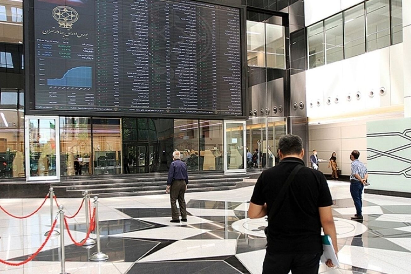 شاخص کل بورس پس از ۱۵ روز رشد مداوم عقب نشست