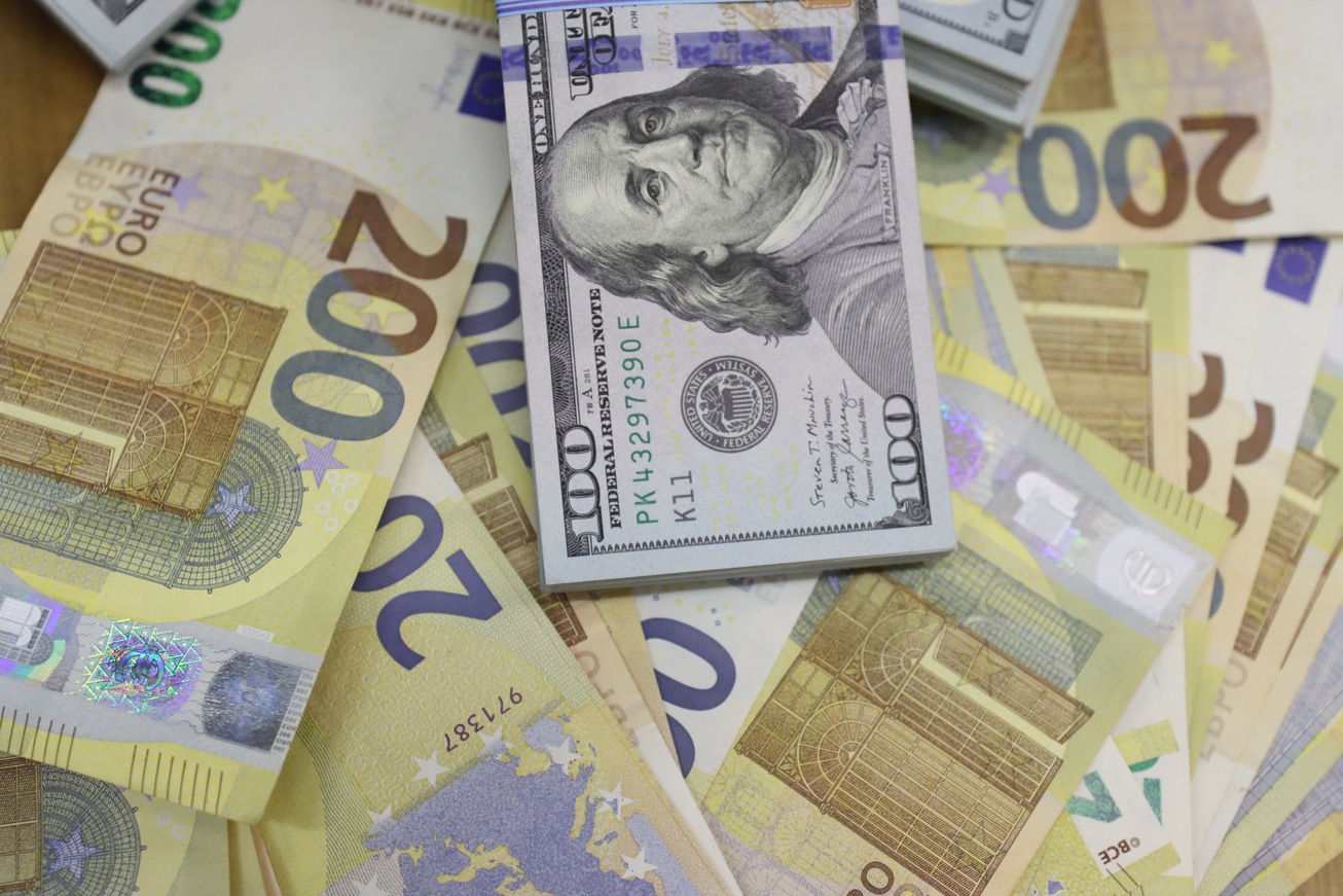 کاهش قیمت دلار و یورو در بازار ارز