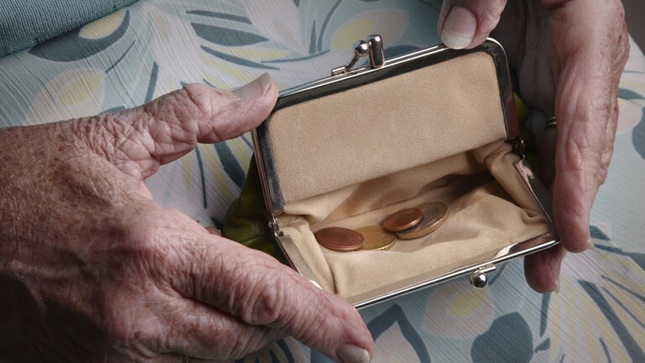 افزایش هزینه‌ها سالمندان بریتانیایی را مجبور به تعویق بازنشستگی کرده است