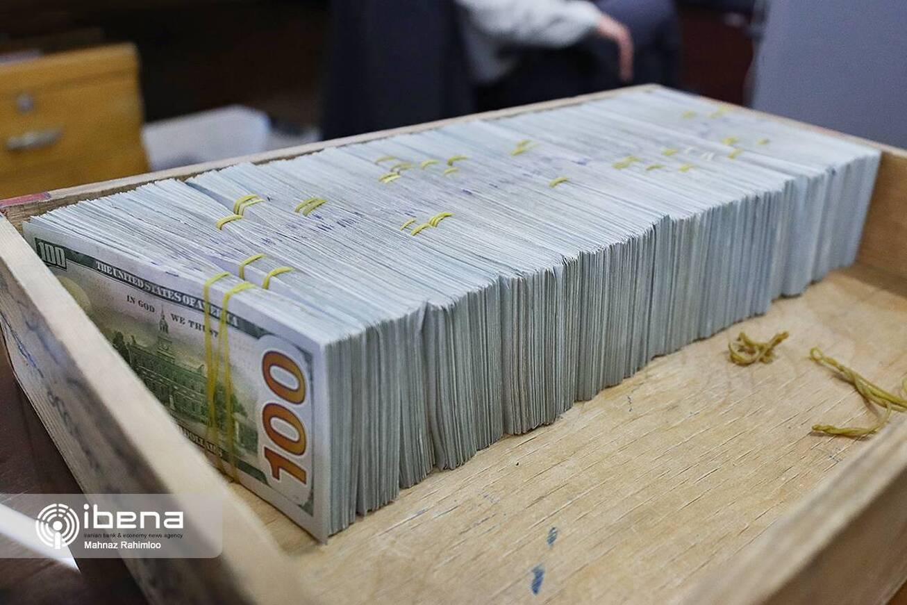 قیمت دلار و یورو در مرکز مبادله و صرافی‌ها؛ امروز دوشنبه ۱۸ اردیبهشت ۱۴۰۲
