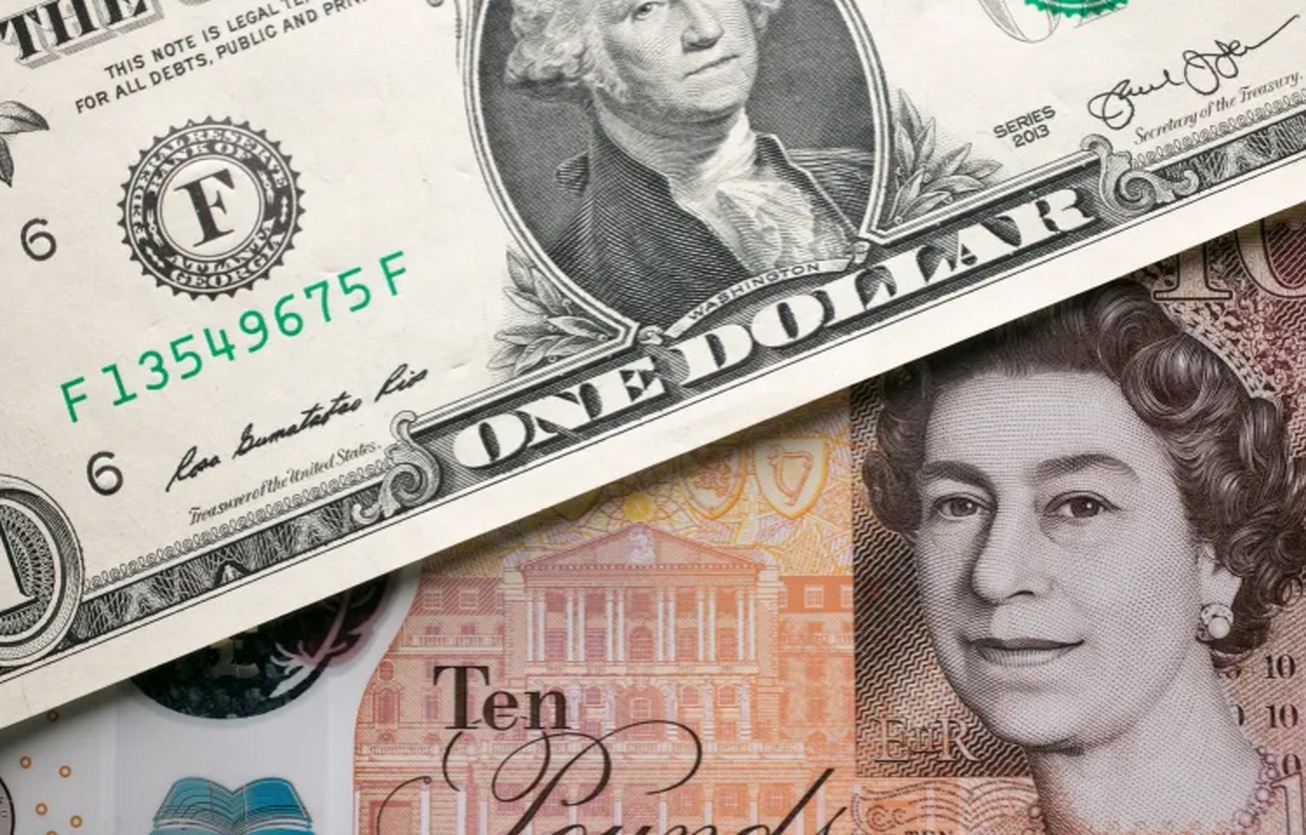 دلار نزدیک به پایین‌ترین سطح خود در ۱۵ ماه گذشته رسید