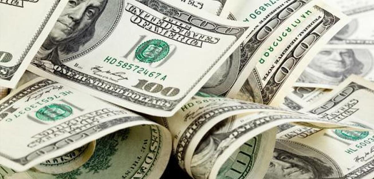 دلار تحت تأثیر فروش سهام کاهش یافت