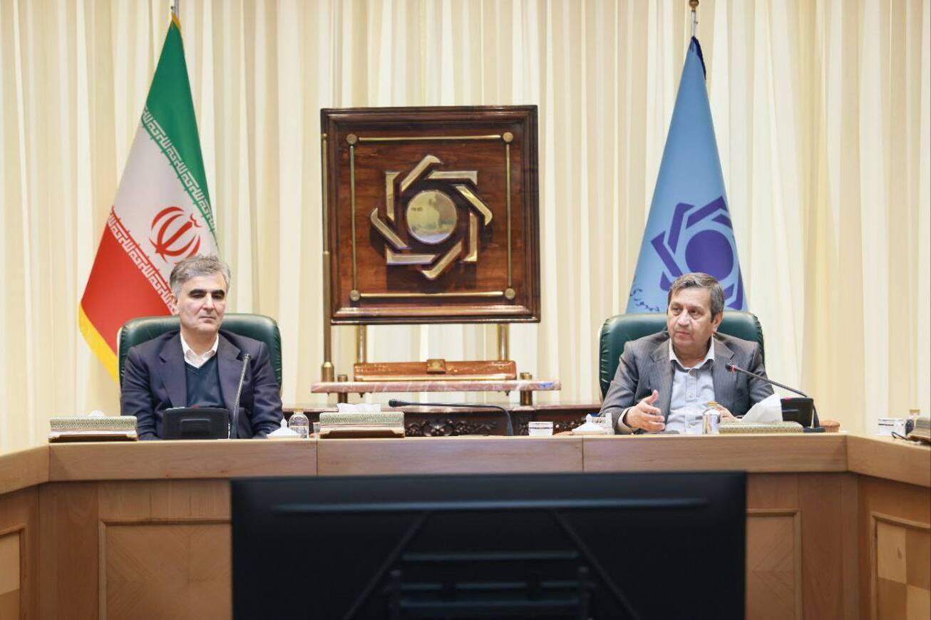 ثبات اقتصادی با کنترل تورم و مدیریت نرخ ارز به دست می‌آید  تلاش همگانی برای آرامش مردم