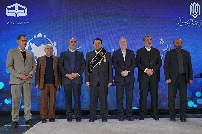 نشان افتخار و حمایل «حامی مدرسه‌سازی ایران» به مدیرعامل بانک ملی اهدا شد/ ساخت ۱۳۵ مدرسه در مناطق محروم کشور