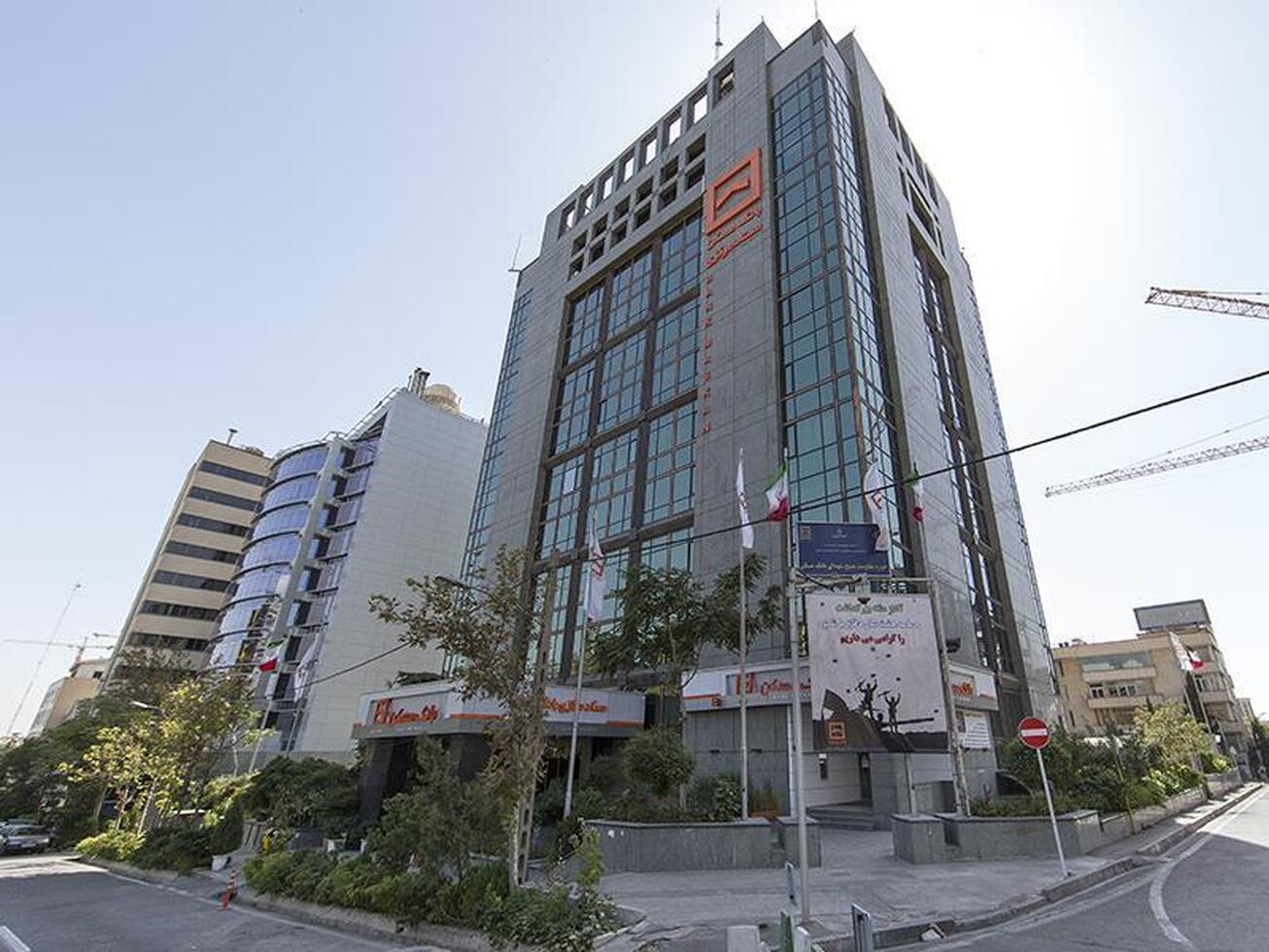 خدمت در قلب جبهه اقتصادی ادامه دارد / بانک مسکن در کنار مشتریان