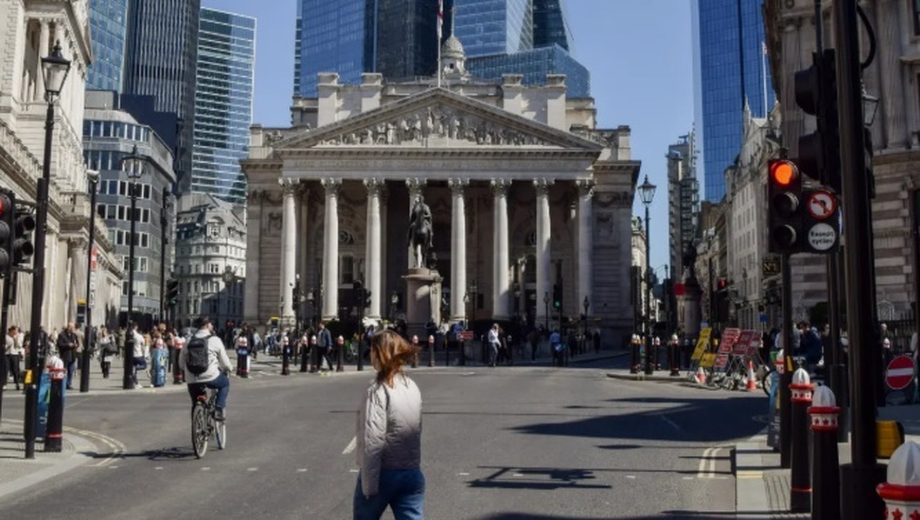 نرخ بهره در انگلیس ثابت ماند؛ نگرانی‌ها همچنان باقی است