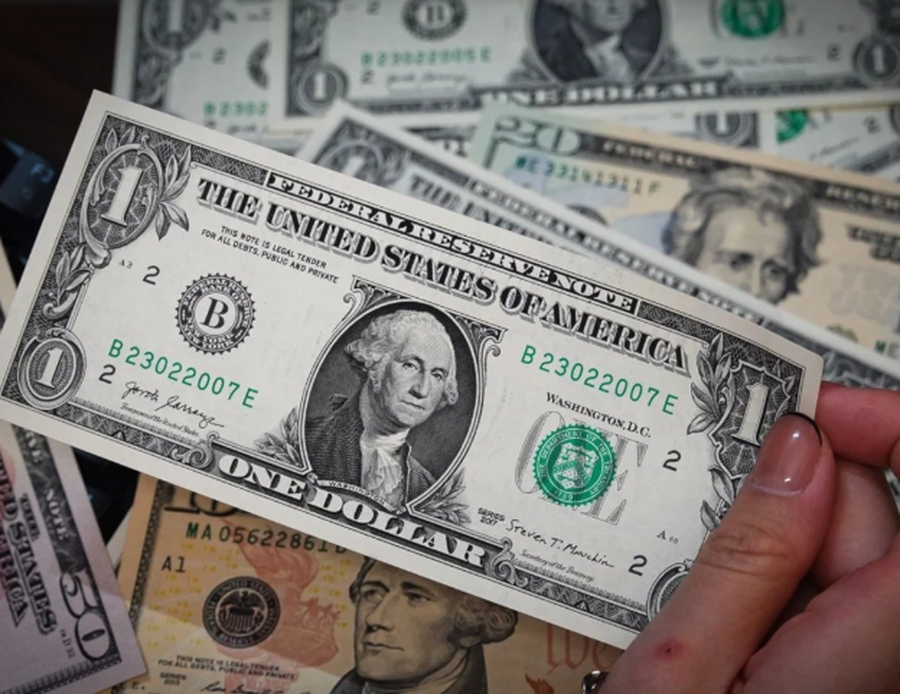 ترامپ باعث سقوط دلار شد