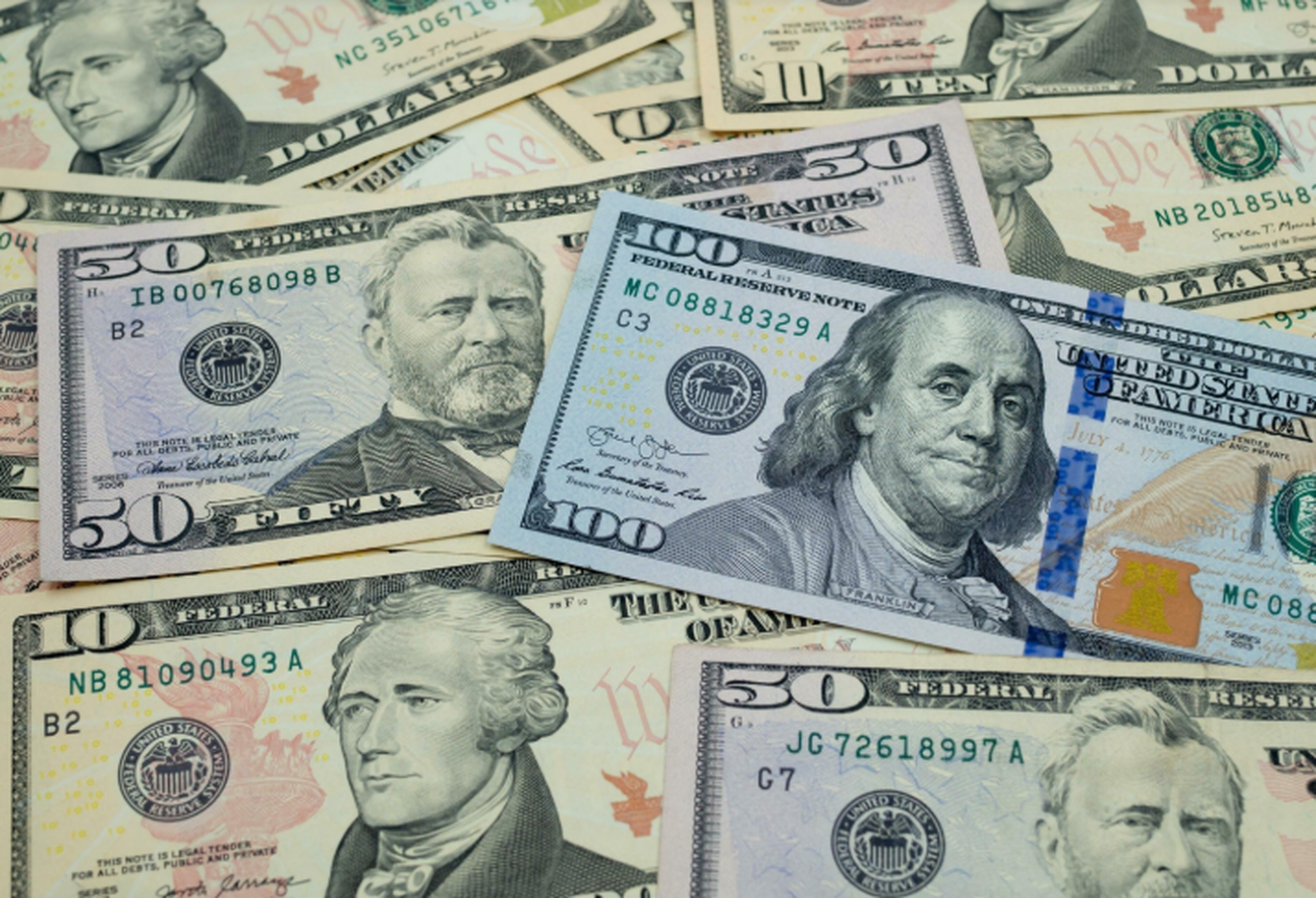 سقوط دلار در پی احتمال کاهش مجدد نرخ بهره در آمریکا