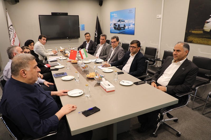 دکتر اخلاقی: بانک تجارت در کنار صنعت خودروسازی کشور ایستاده است