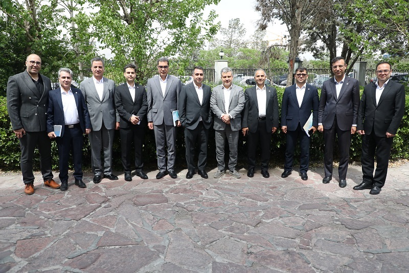 دکتر اخلاقی: بانک تجارت در کنار صنعت خودروسازی کشور ایستاده است