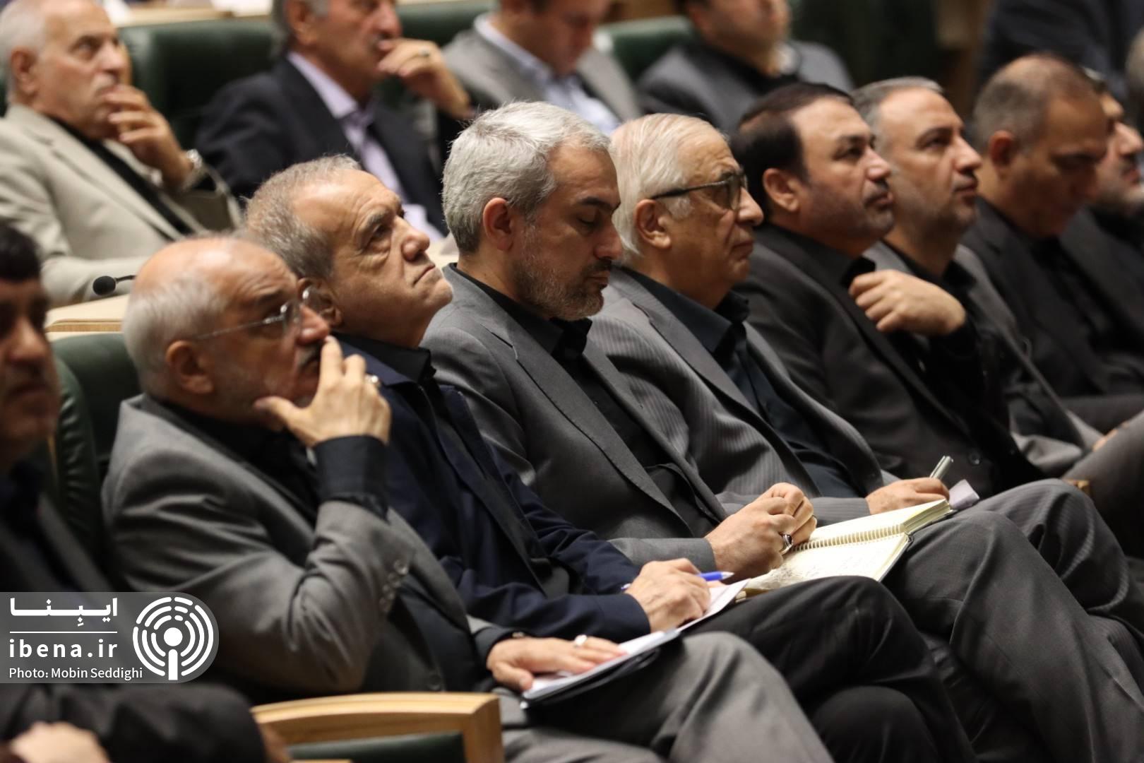 غلبه بر چالشهای معیشتی و مهار تورم با وفاق ملی و هماهنگی سیاستی/ ذخیرهسازی ۴.۵ میلیارد دلار برای تامین کالاهای اساسی و دارو غلبه بر چالشهای معیشتی و مهار تورم با وفاق ملی و هماهنگی سیاستی/ ذخیرهسازی ۴.۵ میلیارد دلار برای تامین کالاهای اساسی و دارو
