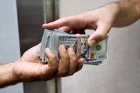 تب خرید دلار فروکش کرد؛ دلالان در کمین خریداران هیجان زده