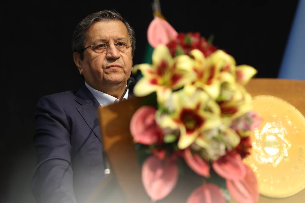 آمادگی بانک مرکزی برای عرضه ارز تا ۲ میلیارد دلار / تامین ۱۸ میلیارد دلار ارز در اوج تحریم‌ها/ شتاب تورم مهار شد و سناریوی فروپاشی اقتصادی شکست خورد