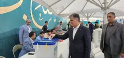 حضور فرزین رئیس کل بانک مرکزی برای رای دهی در انتخابات