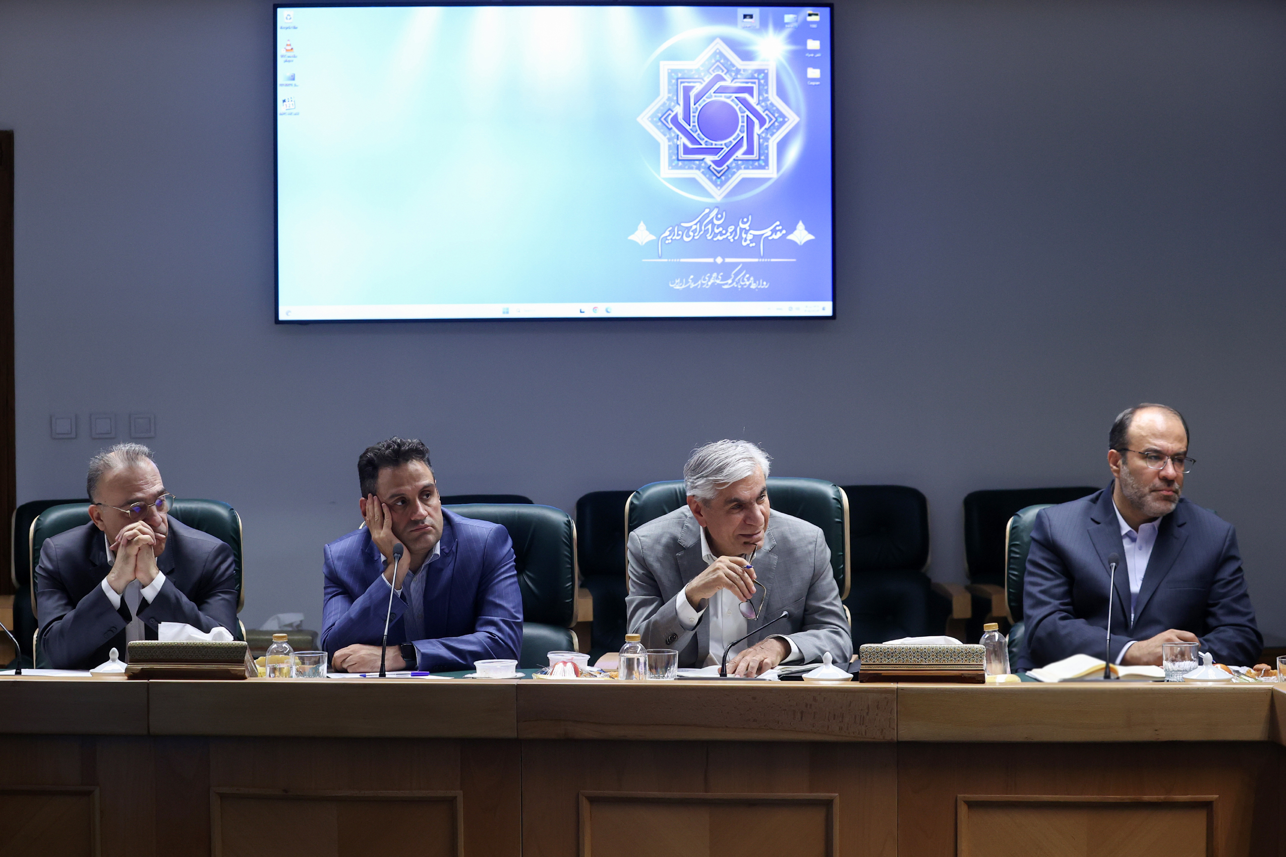 نشست ۳ ساعته پزشکیان در بانک مرکزی درباره مدیریت اقتصاد در شرایط جنگ نشست ۳ ساعته پزشکیان در بانک مرکزی درباره مدیریت اقتصاد در شرایط جنگ