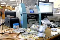 عرضه ۲ میلیارد دلار اسکناس به بازار در راستای مدیریت بازار ارز/ آغاز فروش یک میلیارد دلار از امروز