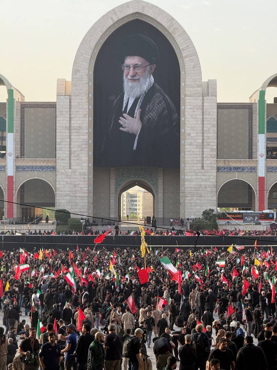 حضور رئیس کل بانک مرکزی در آیین تشییع رهبر شهید حضور رئیس کل بانک مرکزی در آیین تشییع رهبر شهید